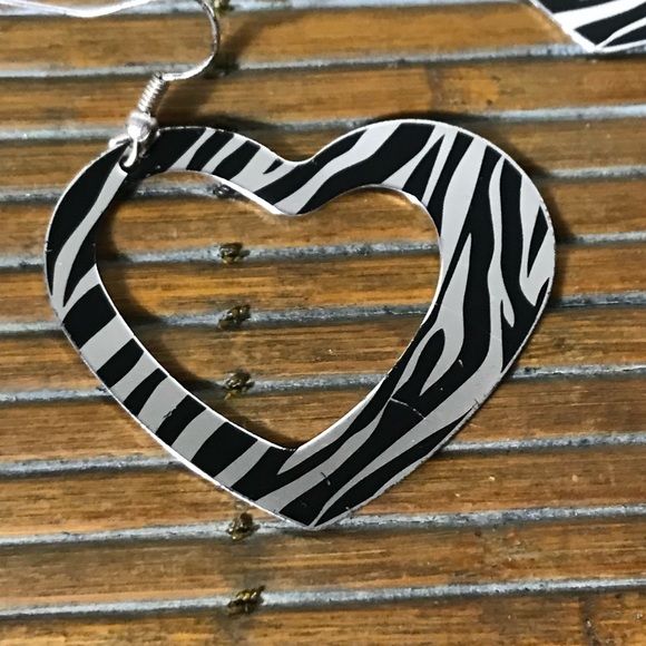 ☀️WEEKEND SALE☀️ ☀️Black/silver zebra stripe heart earrings - Picture 2 of 5